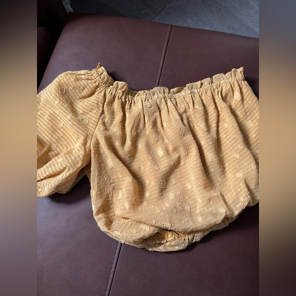 Astr The Label Jacquard One-Shoulder Bubble Hem Blouse in Mustard. NWOT Small - Picture 12 of 12